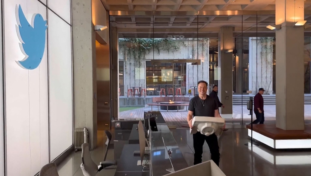 This video grab taken from a video posted on the Twitter account of billionaire Tesla chief Elon Musk on October 26, 2022 shows himself carrying a sink as he enters the Twitter headquarters in San Francisco. Elon Musk changed his Twitter profile to 