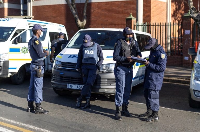 File Photo: Members of the South African Police Services (SAPS) stand guard outside the High Court. (Guillem Sartorio/AFP)