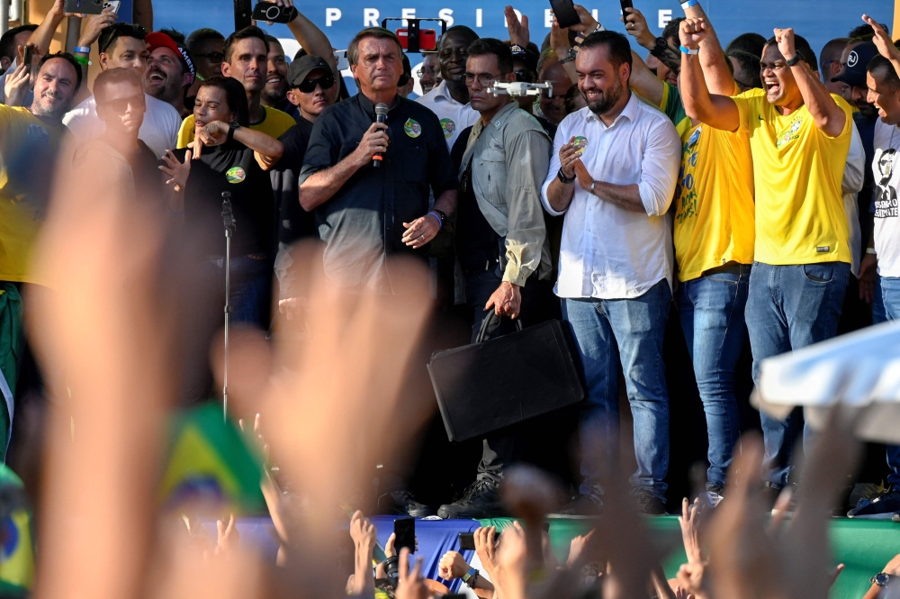 Brazilian President and re-election candidate Jair Bolsonaro (C) speakss during a campaign rally at the Campo Grande neighborhood, west zone of Rio de Janeiro, Brazil, on October 27, 2022. MAURO PIMENTEL / AFP
