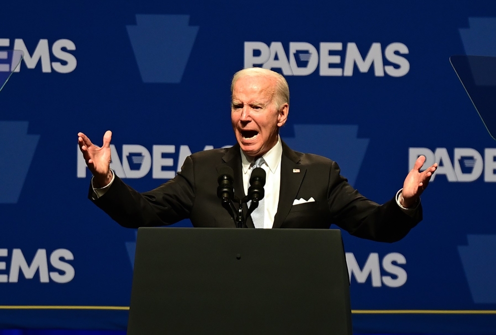US President Joe Biden addresses supporters during the Democratic Party's Independence Dinner in Philadelphia, Pennsylvania, on October 28, 2022 .  Mark Makela/Getty Images/AFP
