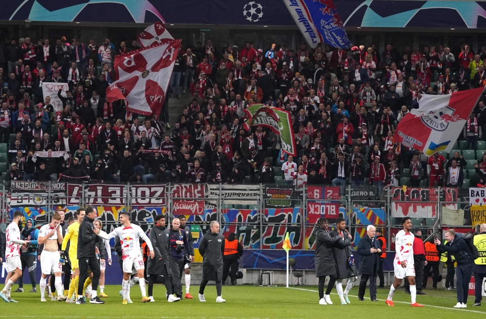 RB Leipzig's players react after the UEFA Champions League Group F football match between Shakhtar Donetsk and RB Leipzig in Warsaw, on November 2, 2022. (Photo by JANEK SKARZYNSKI / AFP)