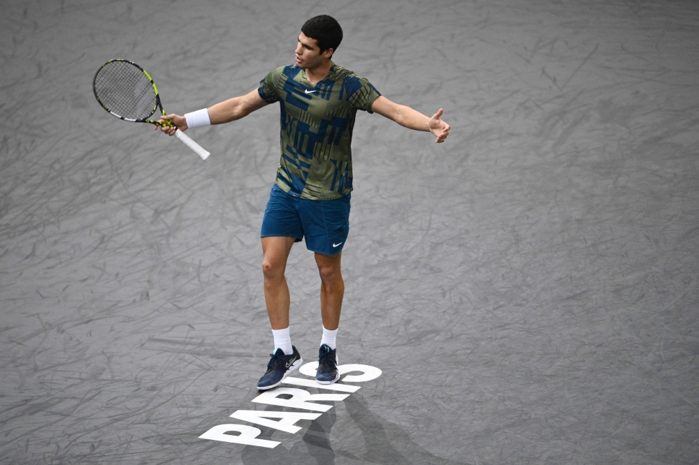 Spain's Carlos Alcaraz Garfia reacts during the men's singles round of 8 tennis match between Spain's Carlos Alcaraz Garfia and Bulgaria's Grigor Dimitrov on day four of the ATP World Tour Masters 1000 - Paris Masters (Paris Bercy) - indoor tennis tournament at The AccorHotels Arena in Paris on November 3, 2022. (Photo by Christophe ARCHAMBAULT / AFP)