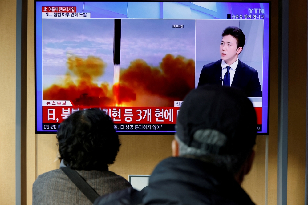 People watch a TV broadcasting a news report on North Korea firing a ballistic missile off its east coast, in Seoul, South Korea, November 3, 2022. (REUTERS/ Heo Ran)