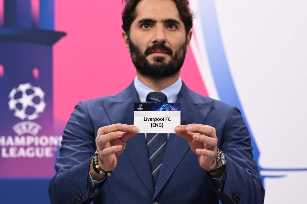 Champions League's ambassador Turkish former footballer Hamit Altintop shows the paper slip of Liverpool FC during the draw for the round of 16 of the 2022-2023 UEFA Champions League football tournament in Nyon on October 7, 2022. Photo by Fabrice Coffrini / AFP