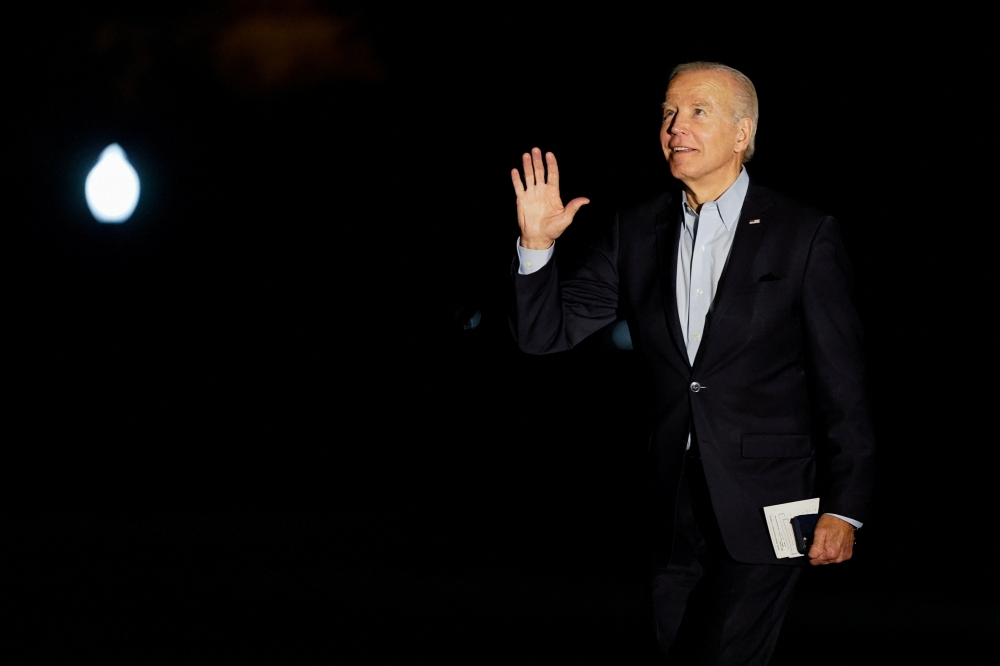 US President Joe Biden gestures to first lady Jill Biden after disembarking from Marine One on return to the White House in Washington, US, November 6, 2022. REUTERS/Elizabeth Frantz
