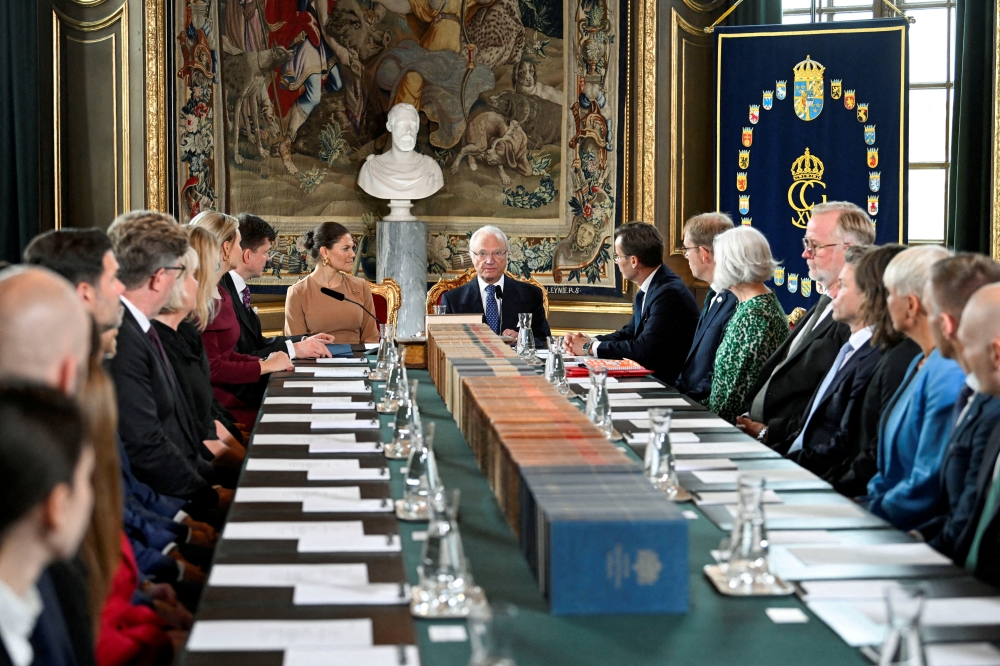 Sweden's Crown Princess Victoria, King Carl Gustaf, Speaker of the Riksdag Andreas Norlen and Prime Minister-elect Ulf Kristersson attend the change of government council at the Royal Palace, in Stockholm, Sweden, October 18, 2022. TT News Agency/Jessica Gow via Reuters 
