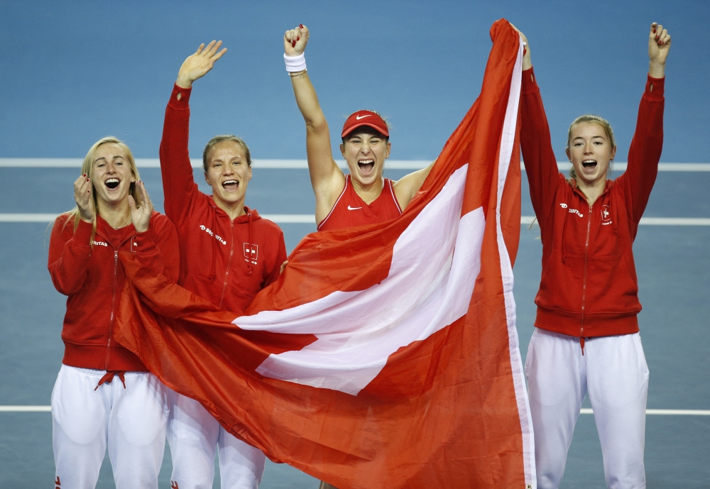 Switzerland's Belinda Bencic celebrates with her team after winning her match in the final against Australia's Ajla Tomljanovic at the Billie Jean King Cup Finals, Emirates Arena, Glasgow, Scotland, Britain, November 13, 2022. (REUTERS/Ed Sykes)