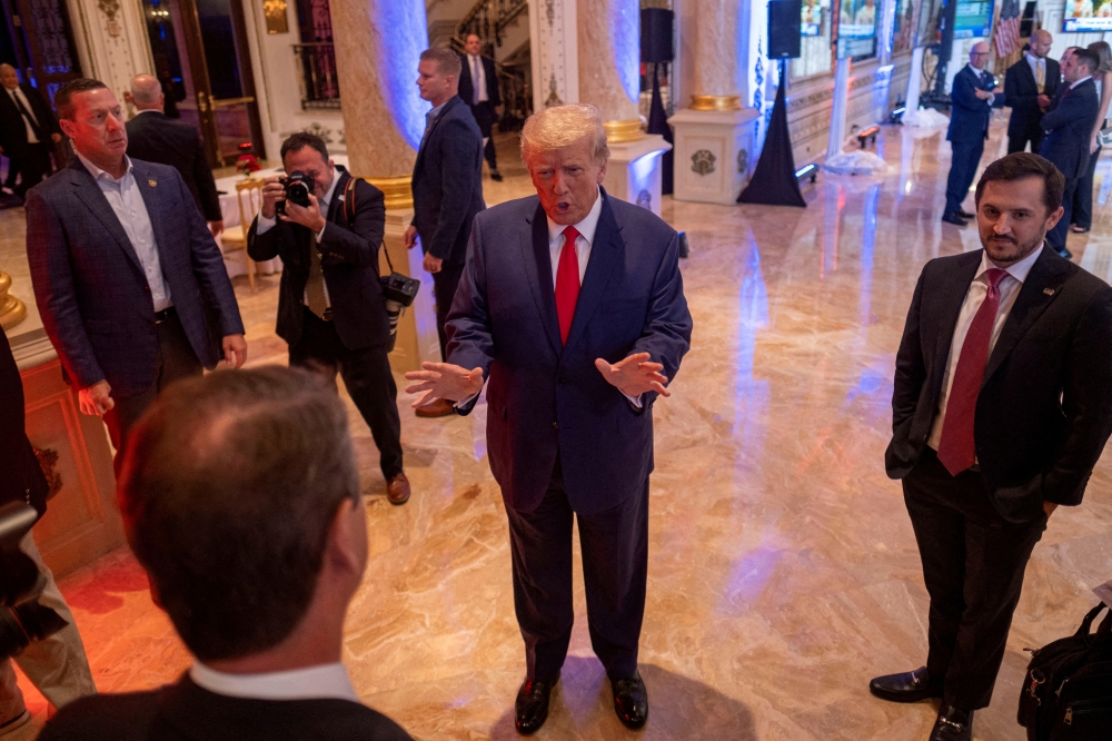 Former US President Donald Trump talks to the press on the grounds of his Mar-a-Lago resort on midterm elections night in Palm Beach, Florida, US November 8, 2022. Reuters/Ricardo Arduengo/File Photo