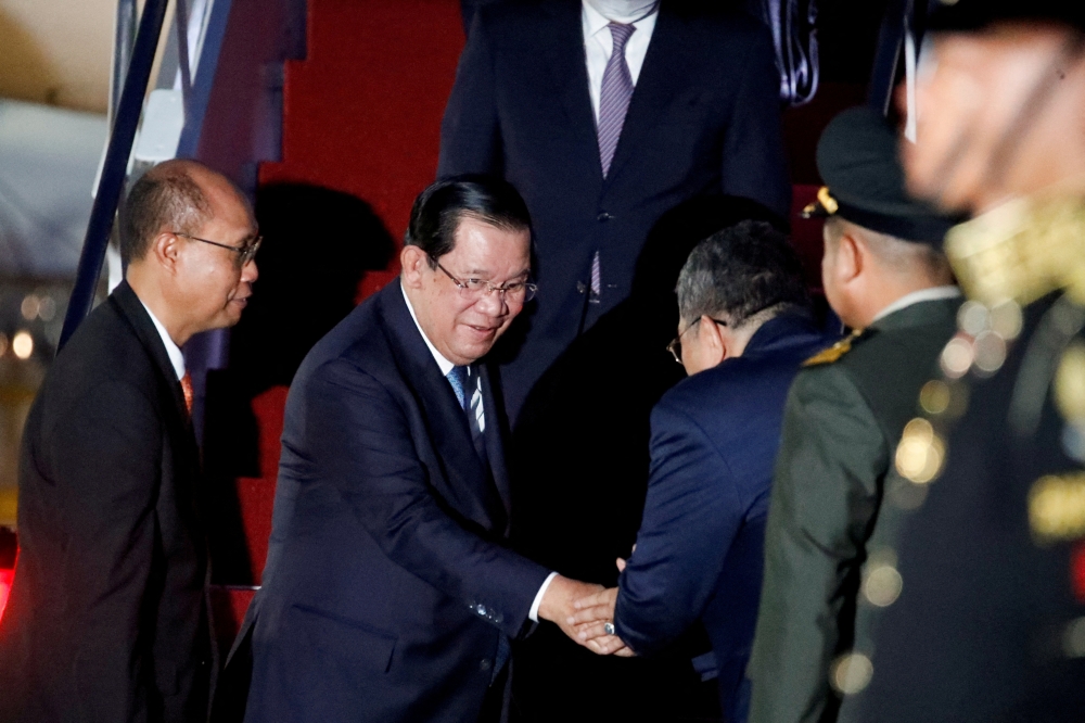 Cambodia's Prime Minister Hun Sen arrives at Ngurah Rai International Airport ahead of the G20 Summit in Bali, Indonesia, November 14, 2022. (REUTERS/Ajeng Dinar Ulfiana)