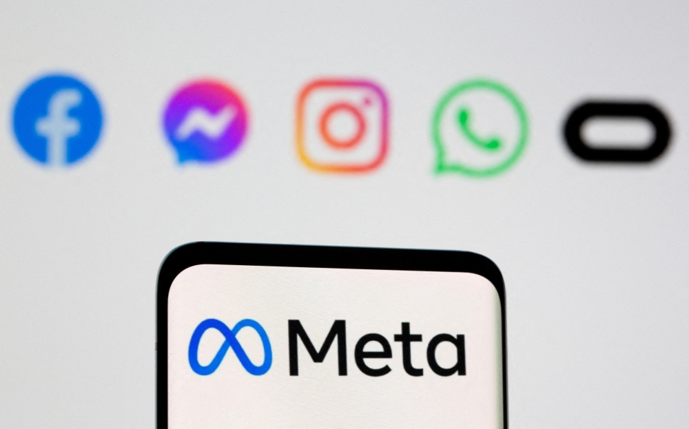 The Meta logo on smartphone in front of logo of Facebook, Messenger, Instagram, WhatsApp, Oculus in this illustration picture taken October 28, 2021. File Photo / Reuters