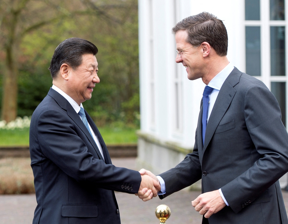 Prime Minister Mark Rutte (right) of the Netherlands shakes hands with China's President Xi Jinping as he welcomes Xi on the second day of his state visit, at The Hague on March 23, 2014. File photo / Reuters