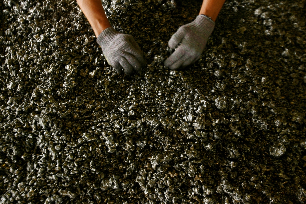  A worker displays nickel ore in a ferronickel smelter owned by state miner Aneka Tambang Tbk at Pomala district, Indonesia, on March 30, 2011. File Photo / Reuters