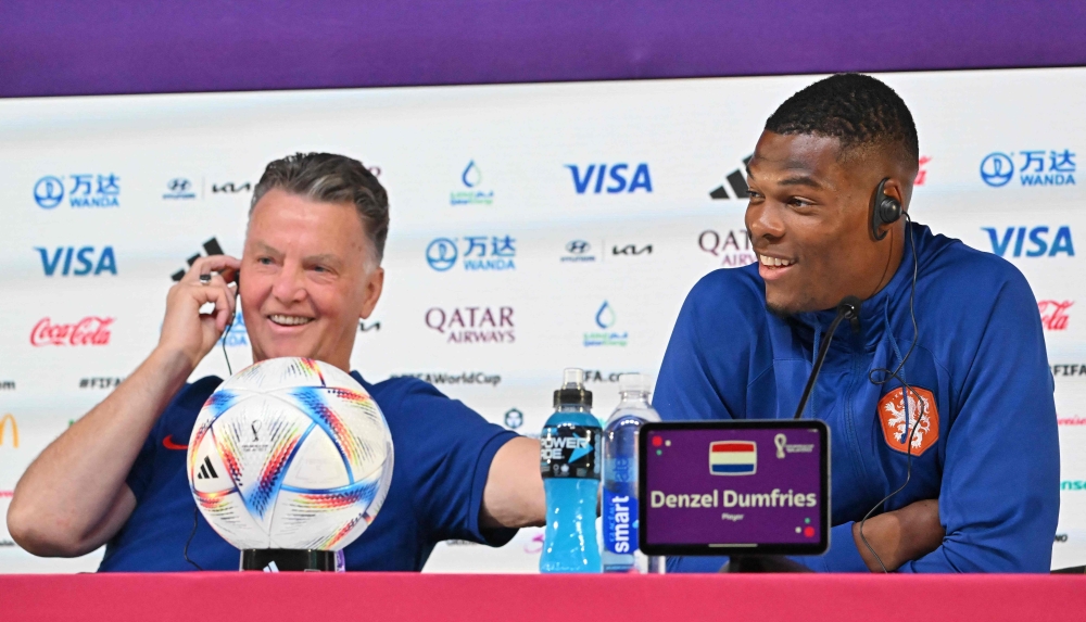 Netherlands' coach Louis Van Gaal (left) and Netherlands' defender Denzel Dumfries address a press conference at the Qatar National Convention Center (QNCC) in Doha on November 24, 2022, on the eve of the Qatar 2022 World Cup football match between Netherlands and Ecuador. (Photo by Alberto PIZZOLI / AFP)