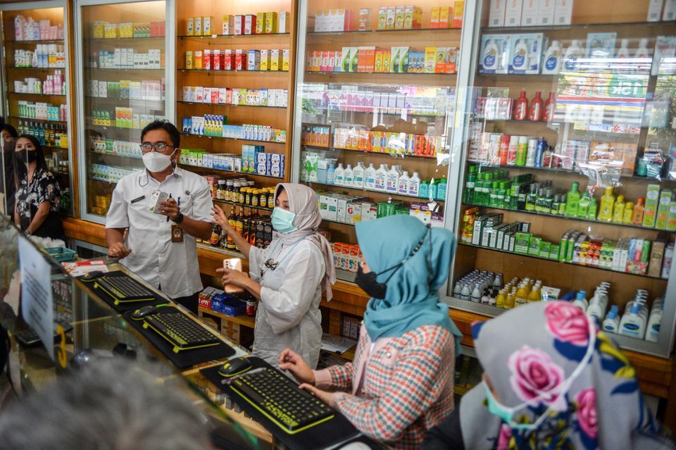 Health officers inspect medicinal syrups containing ethylene glycol and diethylene glycol at a pharmacy in Bandung, West Java province, Indonesia, October 26, 2022, in this photo taken by Antara Foto. Antara Foto/Raisan Al Farisi/via REUTERS
