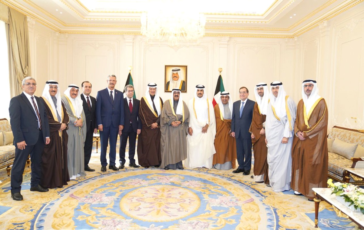 The Crown Prince of the State of Kuwait H H Sheikh Mishal Al Ahmad Al Jaber Al Sabah with the heads of OAPEC in Kuwait.a