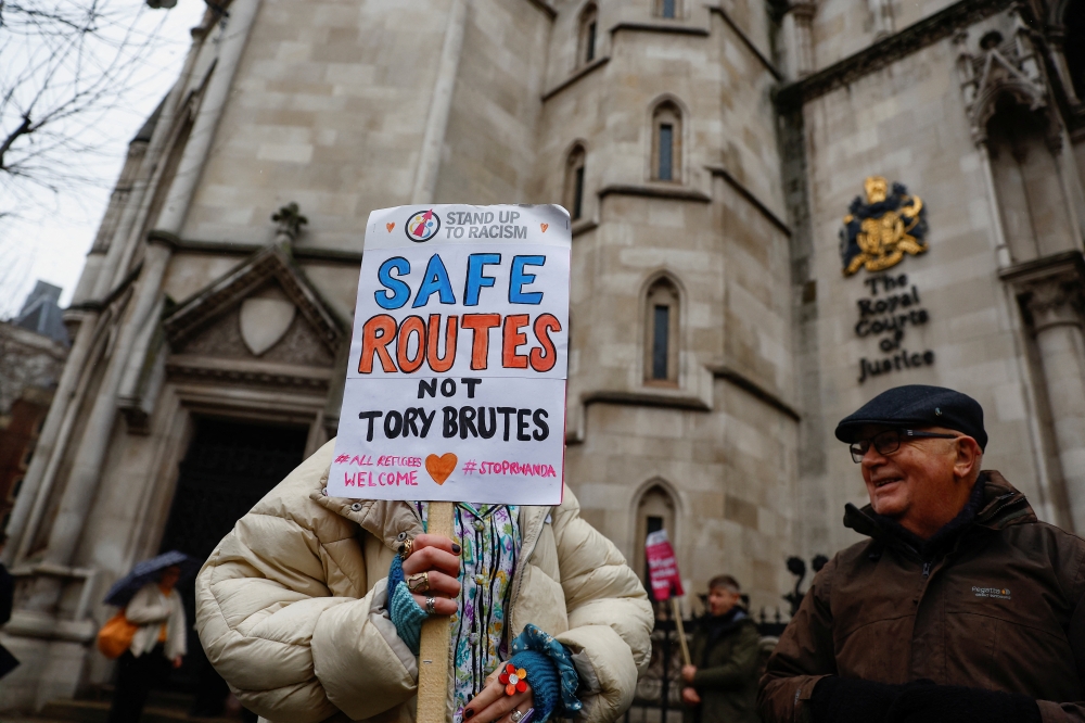 Protesters demonstrate outside the High Court over the legal challenge against the government's policy to deport illegal immigrants to Rwanda in London, Britain December 19, 2022. Reuters/Peter Nicholls