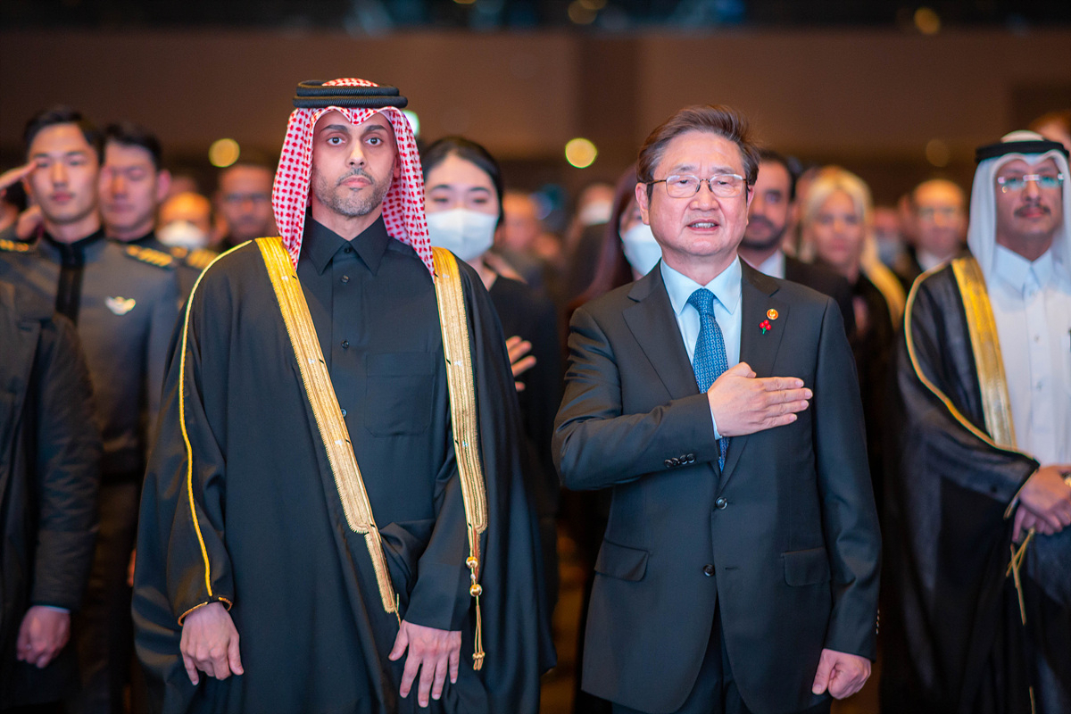 Qatar Ambassador to Korea Khalid bin Ibrahim Al-Hamar (first from left) and Minister of Culture, Sports, and Tourism Park Bo-gyoon attend Qatar’s National Day at the Shilla Hotel in Seoul on Tuesday. (Embassy of the State of Qatar in Seoul)