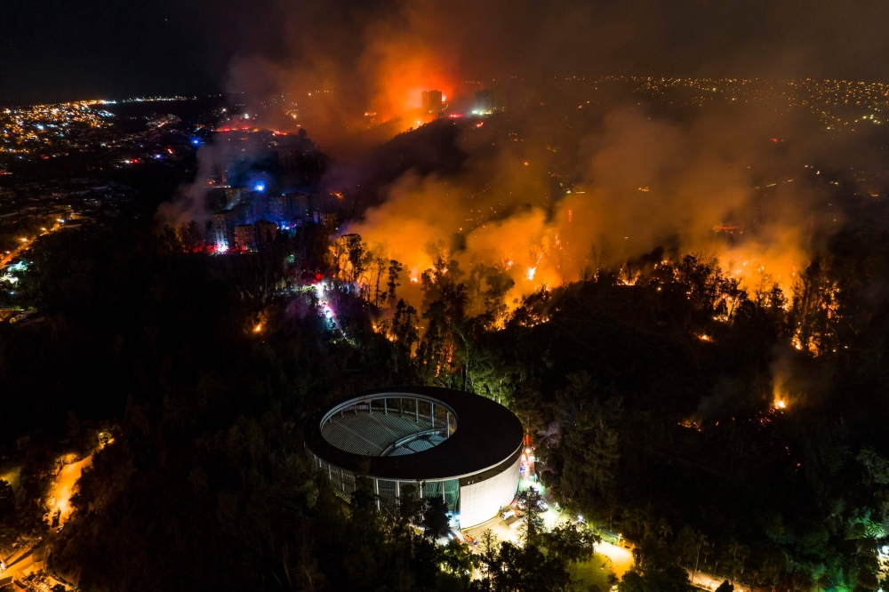 A forest fire affects the hills of Vina del Mar, where hundreds of houses are located, in the Valparaiso Region, Chile, on December 23, 2022. Photo by JAVIER TORRES / AFP