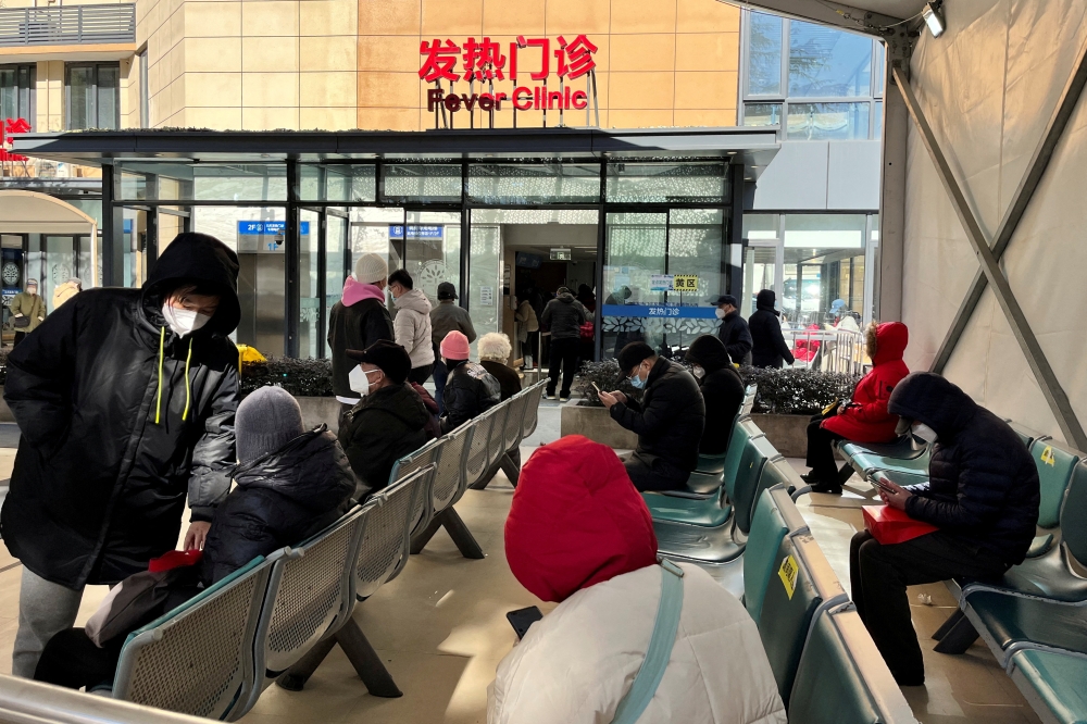 People wait outside a fever clinic at a hospital as coronavirus disease (COVID-19) outbreak continues, in Shanghai, China December 24, 2022. REUTERS/Staff/File Photo
