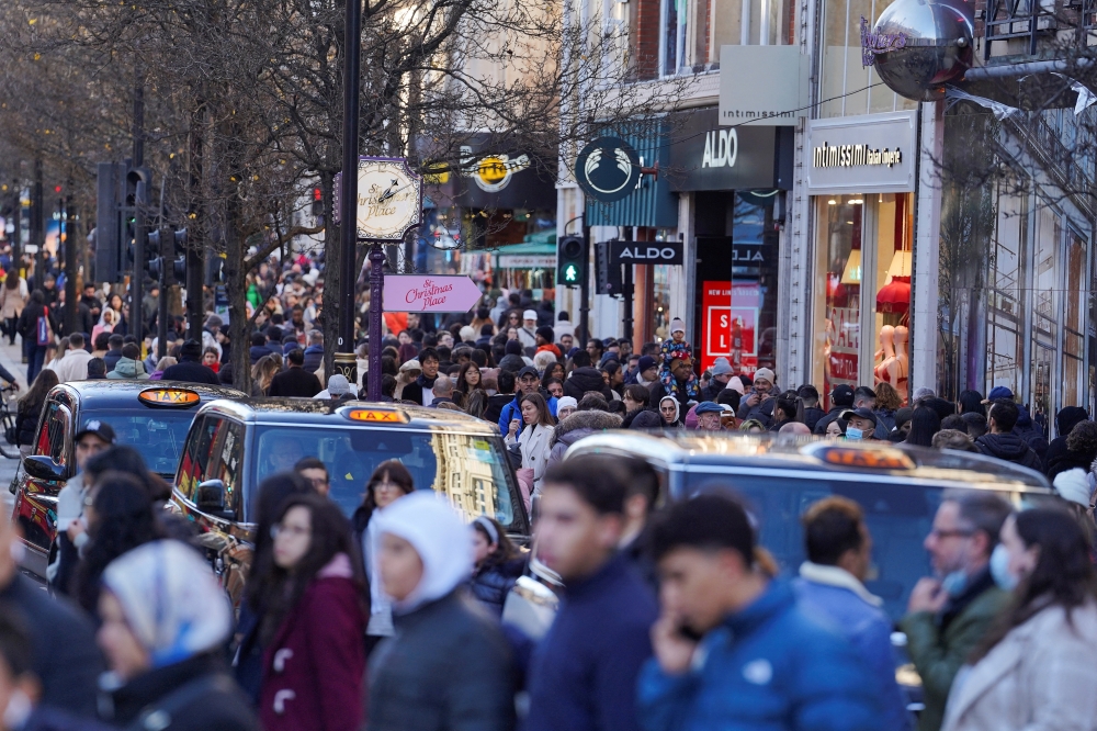 People walk along a busy shopping street, during the traditional boxing Day sales in London, Britain, December 26, 2022. (REUTERS/Maja Smiejkowska)