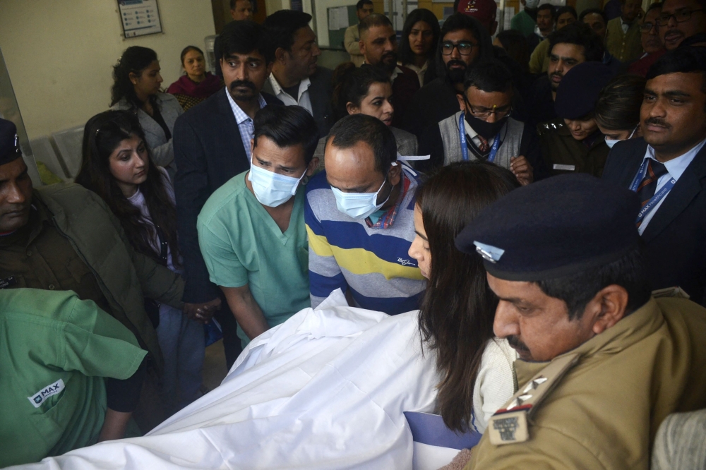 Members of hospital staff push a stretcher carrying Indian cricketer Rishabh Pant to an ambulance in Dehradun on January 4, 2023. (Photo by AFP)