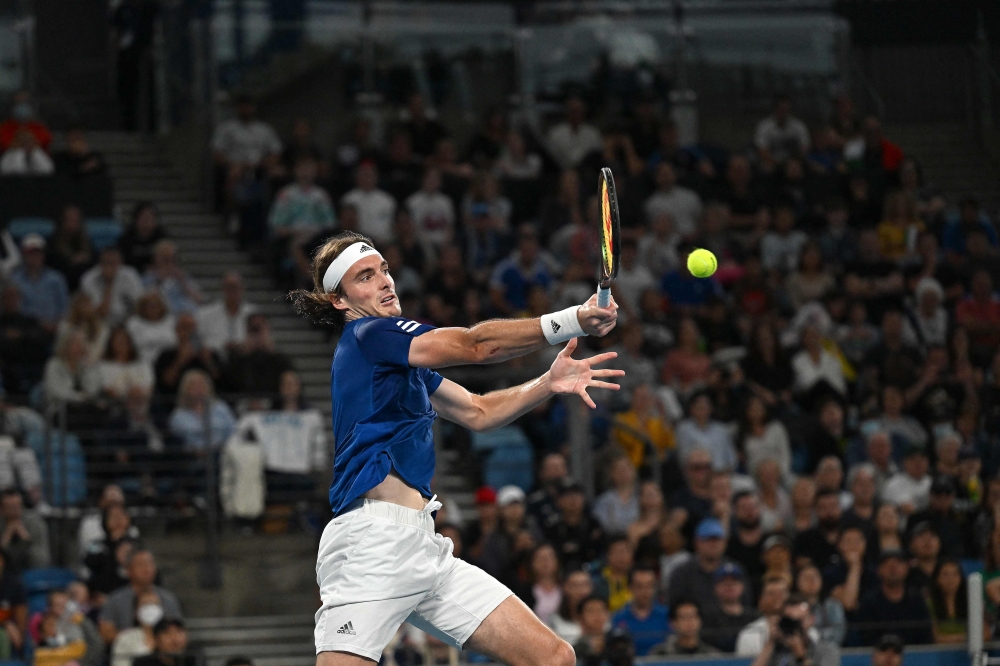 Greece's Stefanos Tsitsipas hits a return against Italy's Matteo Berrettini during their men痴 singles in the semi-final of the United Cup tennis tournament in Sydney on January 7, 2023. (Photo by Saeed Khan / AFP) 