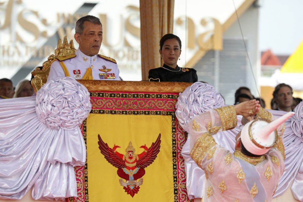 Theerapat Prayurasiddh, permanent secretary of the Thai Ministry of Agriculture and Cooperatives, dressed in a traditional costume, greets Thailand's King Maha Vajiralongkorn Bodindradebayavarangkun and Princess Bajrakitiyabha during the annual Royal Ploughing Ceremony in central Bangkok, Thailand, May 12, 2017. REUTERS/Athit Perawongmetha/File Photo