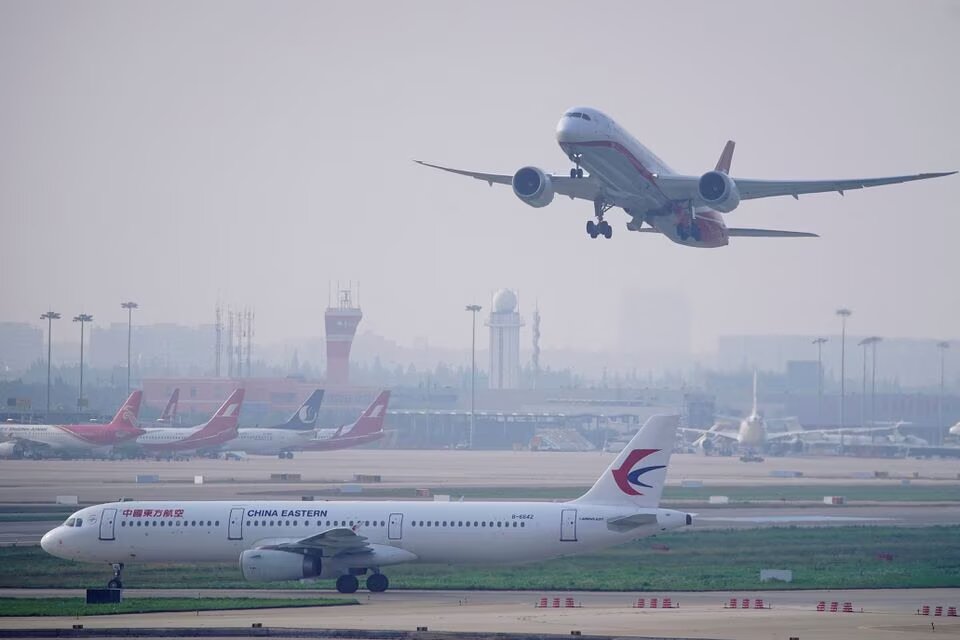 A China Eastern Airlines aircraft and Shanghai Airlines aircraft are seen in Hongqiao International Airport in Shanghai, China on June 4, 2020.  File Photo / Reuters
