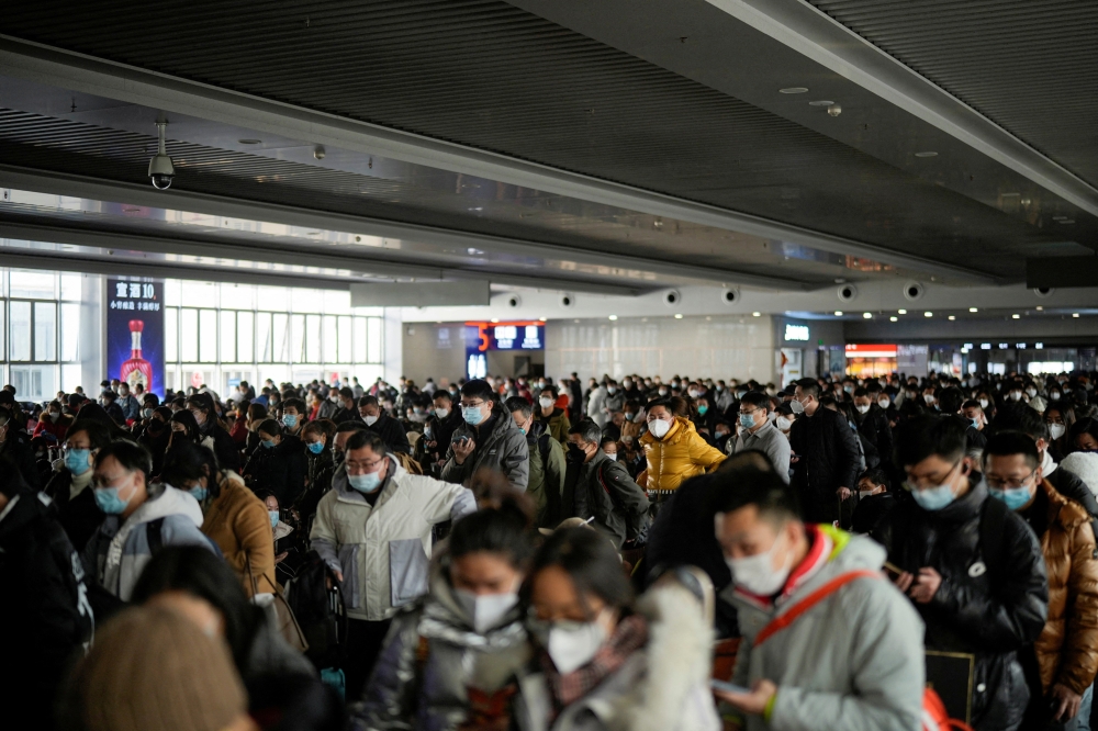 People wait to board a train at a railway station during the annual Spring Festival travel rush ahead of the Chinese Lunar New Year, as the coronavirus disease (COVID-19) outbreak continues, in Shanghai, China January 16, 2023. REUTERS/Aly Song/File Photo