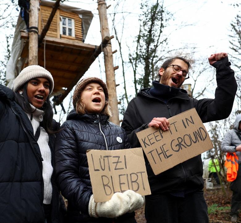 Climate activists Lakshmi Thevasagayam, Florian Oezcan, and Greta Thunberg protest against the expansion of the Garzweiler open-cast lignite mine of Germany's utility RWE, in Luetzerath, Germany, January 13, 2023. File Photo: REUTERS/Christian Mang

