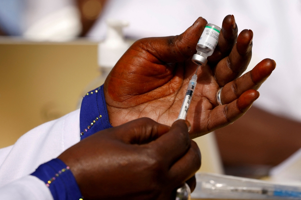 A health worker preapres a dose of the coronavirus disease (COVID-19) vaccine in Dakar, Senegal on February 23, 2021. File Photo / Reuters