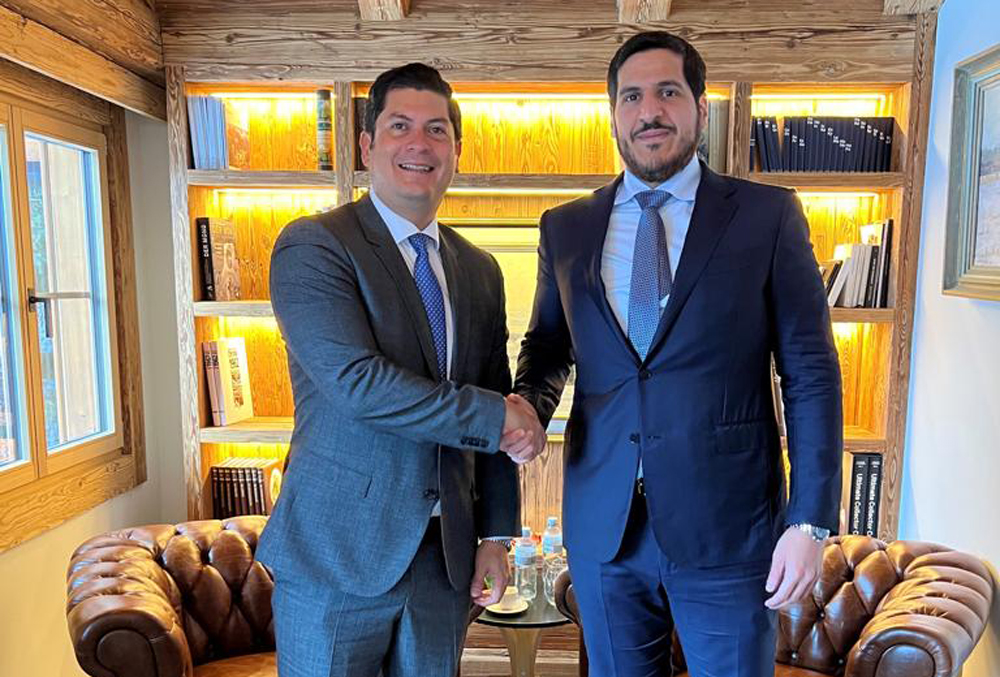 Minister of Commerce and Industry H E Sheikh Mohammed bin Hamad bin Qassim Al Thani with an official at the World Economic Forum in 
Davos, Switzerland.