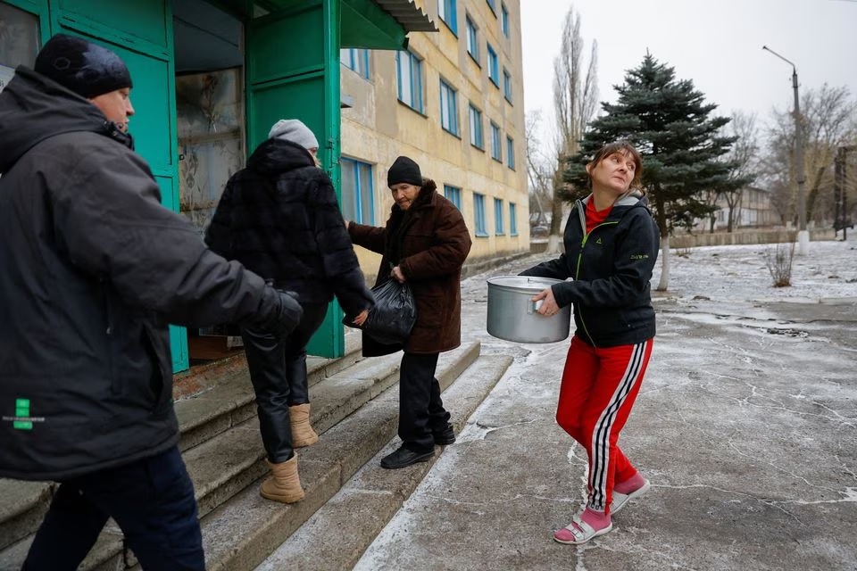 People, including civilians evacuated from the salt-mining town of Soledar in the course of Russia-Ukraine conflict, enter a temporary accommodation centre located in a local dormitory in Shakhtarsk (Shakhtyorsk) in the Donetsk Region, Russian-controlled Ukraine, January 14, 2023. REUTERS/Alexander Ermochenko

