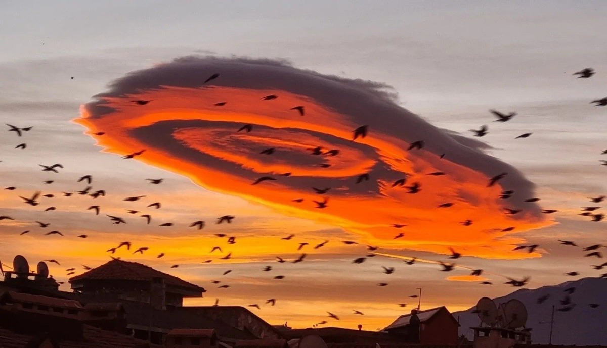 A cloud resembling a UFO is seen in Bursa, northwestern Türkiye, Jan. 19, 2023. Photo/IHA
