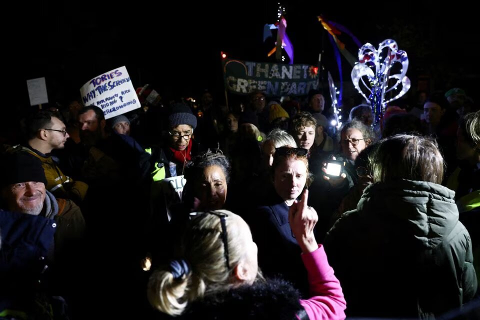 Pro-immigration protestors argue with an anti-immigration protestor, during a vigil calling for the Manston migrant processing centre to be closed, in Manston, Britain, on November 2, 2022. File Photo / Reuters
