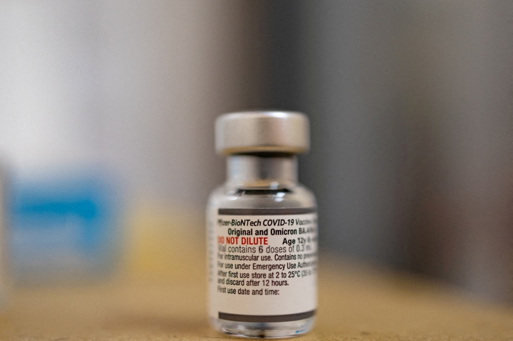 A vial of the Pfizer-BioNTech coronavirus disease (covid-19) booster vaccine targeting BA.4 and BA.5 Omicron sub variants is pictured at Skippack Pharmacy in Schwenksville, Pennsylvania, US, September 8, 2022. (REUTERS/Hannah Beier)