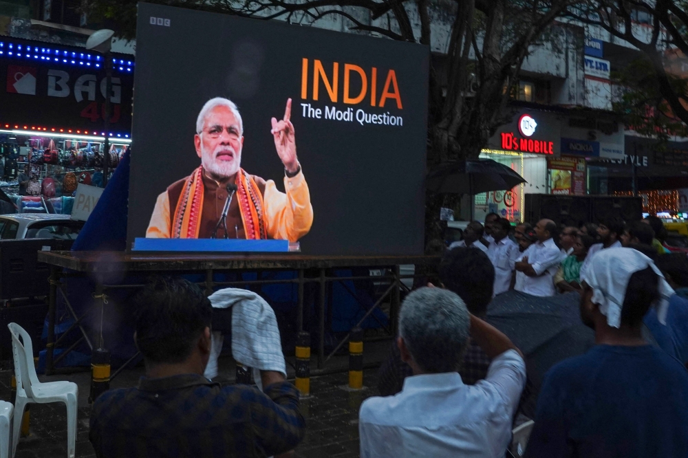 People watch the BBC documentary 'India: The Modi Question', on a screen installed at the Marine Drive junction under the direction of the district Congress committee, in Kochi on January 24, 2023. (Photo by Arun Chandrabose / AFP)