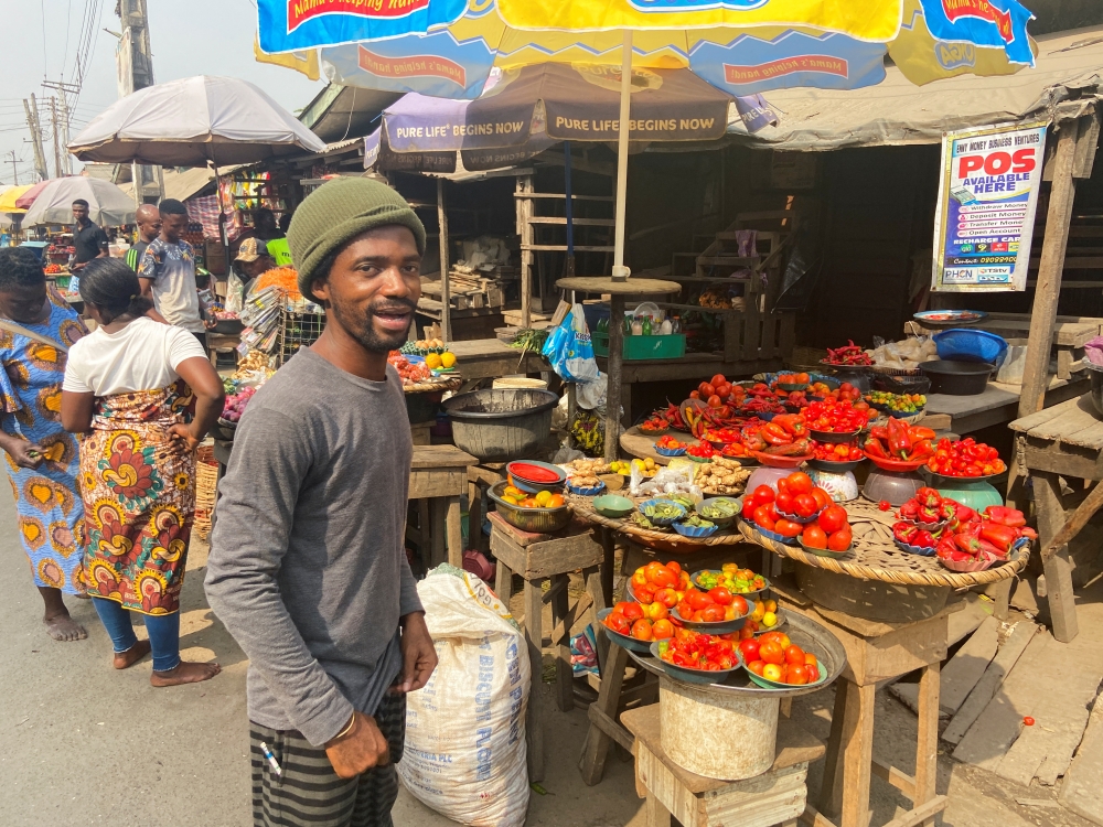 Nigerian artist Olufela Omokeko buys fresh pepper at a food market in Lagos, Nigeria January 19, 2023. REUTERS/Seun Sanni