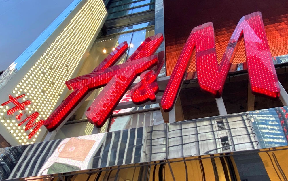 The H&M clothing store is seen in Times Square in Manhattan, New York, U.S., November 15, 2019. REUTERS/Mike Segar/File Photo

