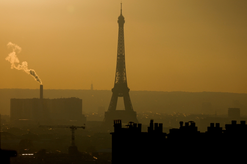 A general view shows the Eiffel Tower and vapour that billows from smokestacks in Paris skyline, in Paris, France, December 9, 2022. (REUTERS/Gonzalo Fuentes)

