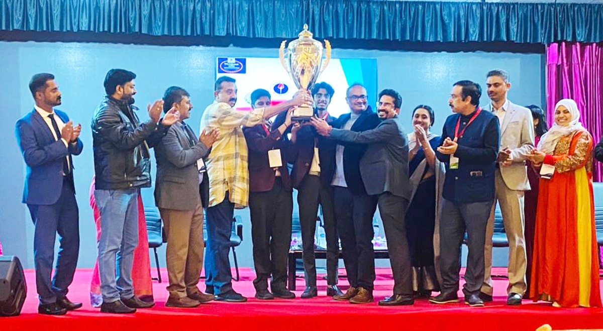 Birla Public School Quiz team and officials with TRAQuest Rolling trophy.