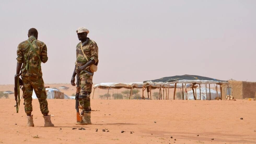 Niger soldiers stand guard on October 21, 2016 at the Tazalit United Nations refugee camp in the Tahoua region, some 300 kilometres northeast of the capital Niamey, where militants had killed 22 soldiers on October 7, 2016. Boureima Hama, AFP
