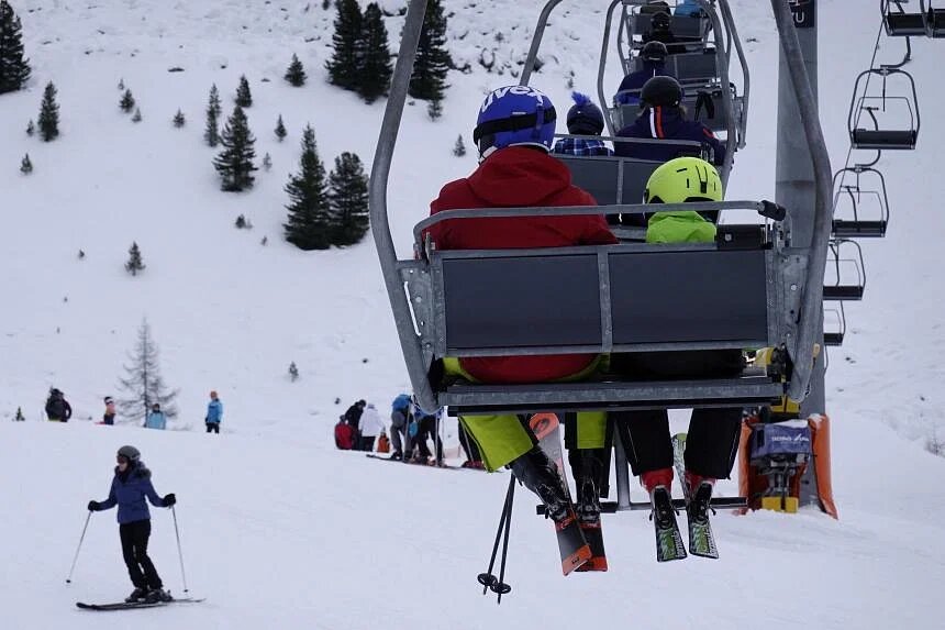 Intensive snowfall and wind have increased the avalanche danger in the Alpine Tyrol and Vorarlberg regions. PHOTO: REUTERS
