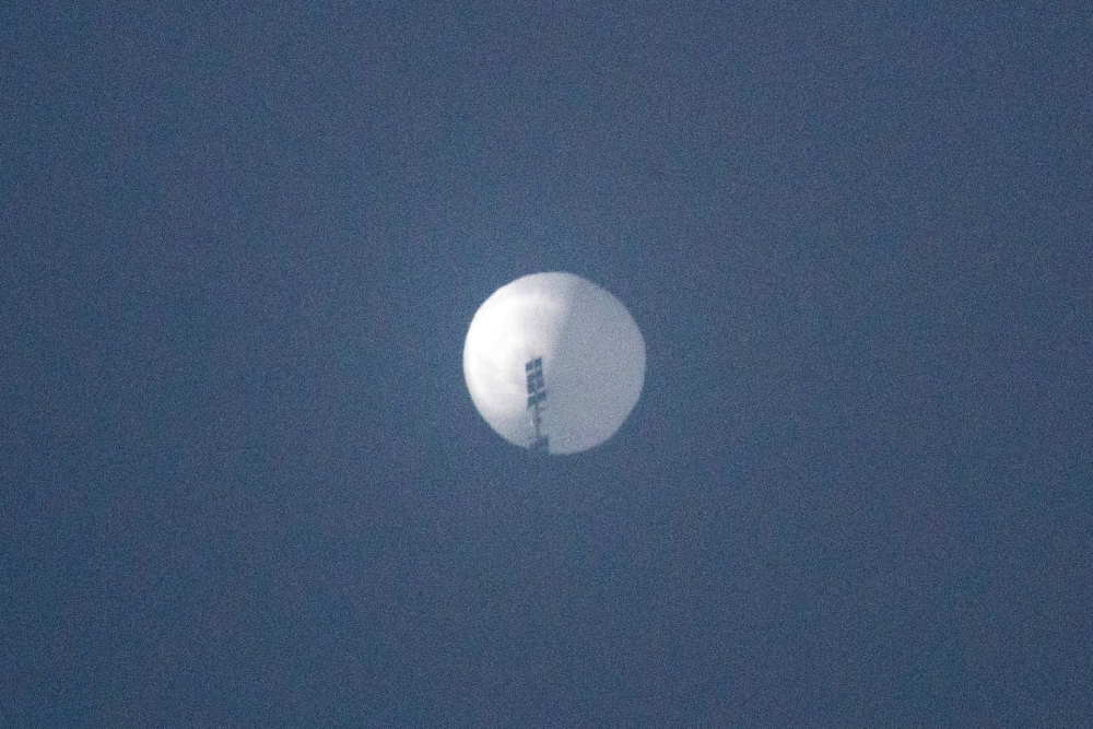 This handout photo from Chase Doak taken on February 1, 2023 and released on February 2 shows a suspected Chinese spy balloon in the sky over Billings, Montana. (Photo by Chase DOAK / CHASE DOAK / AFP)