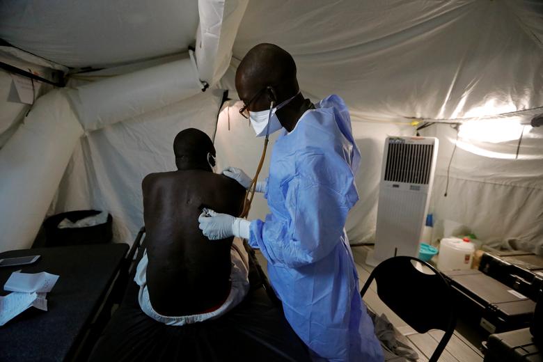 A Senegalese army doctor examines a local resident at the army field hospital, amid the outbreak of the coronavirus disease (COVID-19) in Touba, Senegal, May 1, 2020. (REUTERS/Zohra Bensemra)