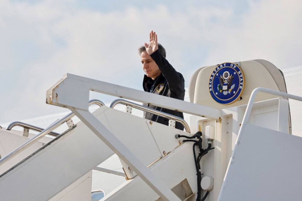 US Secretary of State Antony Blinken disembarks from an aircraft after arriving at Incirlik Air Base near Adana on February 19, 2023, for an official visit after a 7,8-magnitude earthquake struck Turkey's south-east.  (Photo by CLODAGH KILCOYNE / POOL / AFP)