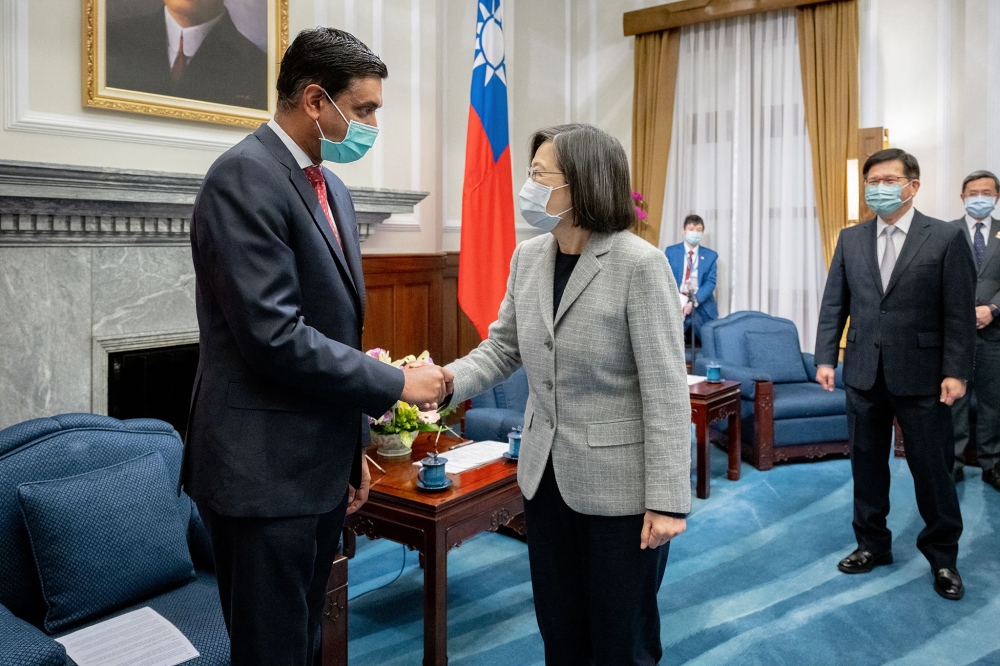 This handout picture taken and released by Taiwan Presidential Office on February 21, 2023 shows Taiwan President Tsai Ing-wen (C) shaking hands with US Representative Ro Khanna at the Presidential Office in Taipei. (Photo by Handout / TAIWAN PRESIDENTIAL OFFICE / AFP)