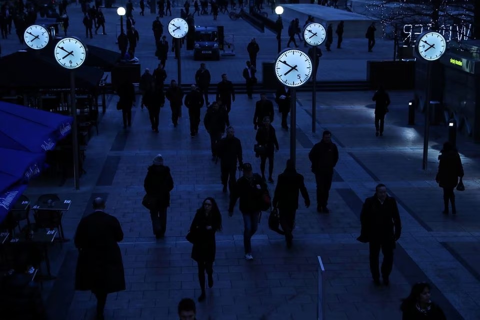 Workers walk to work during the morning rush hour in the financial district of Canary Wharf in London, Britain, January 26, 2017. (REUTERS/Eddie Keogh)
