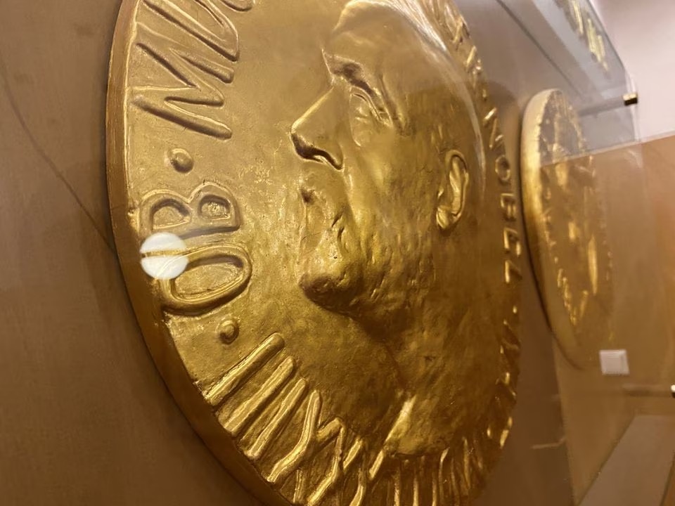 A Nobel Prize medal replica is on display inside the Norwegian Nobel Institute in Oslo, Norway, September 19, 2022. (REUTERS/Victoria Klesty)

