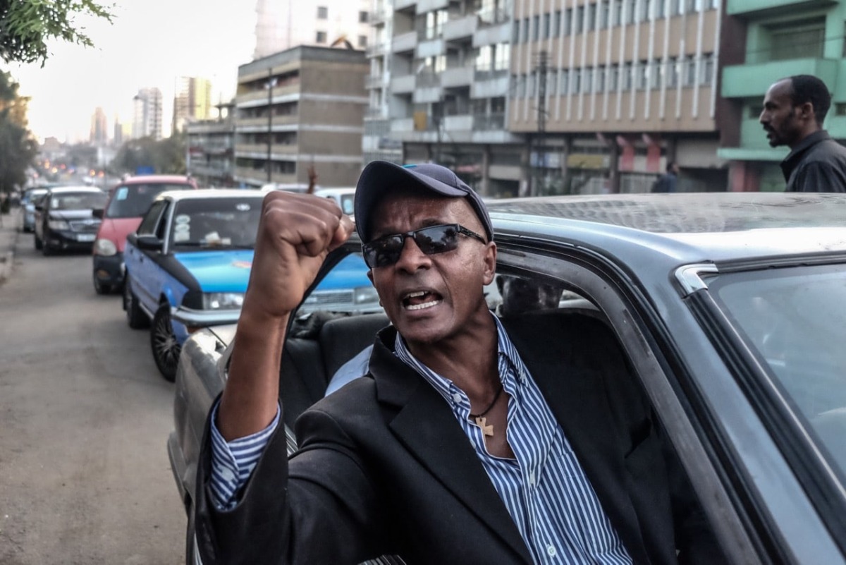 Ethiopian jounalist Eskinder Nega gestures from a car after being released from Kaliti Prison in Addis Ababa, on February 14, 2018.  File photo / AFP